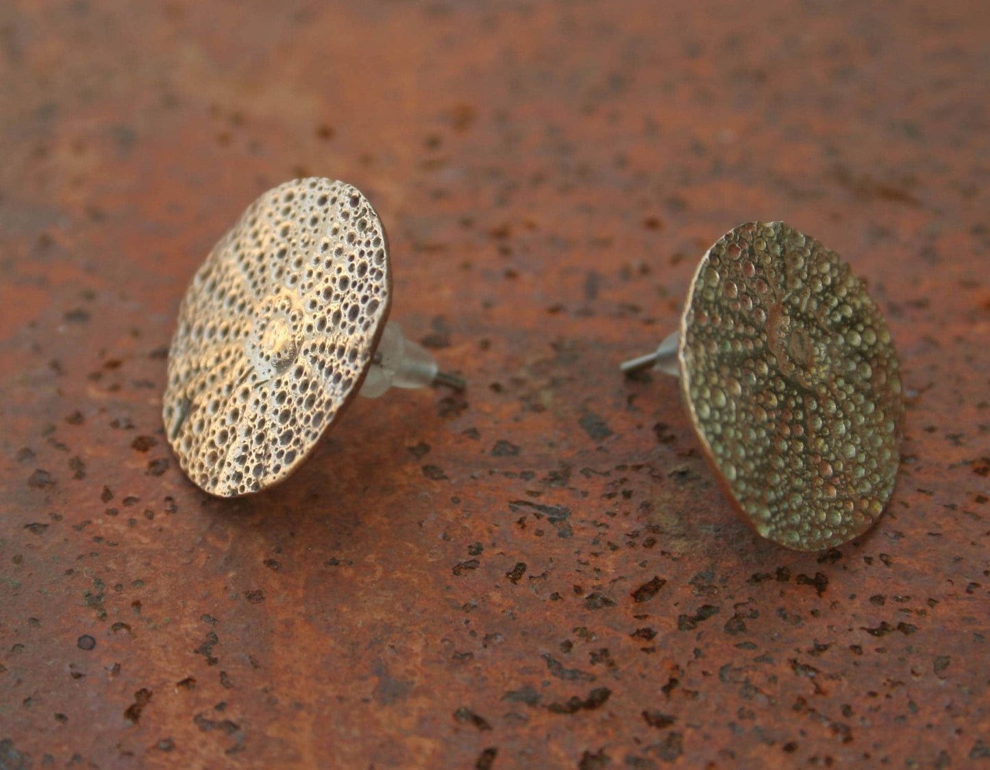 Boucle d'oreille "oursin" (type puce) bronze doré
